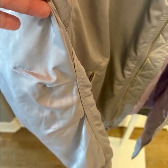 🩶💜NWT GAP Silver Bomber Jacket w/ Lavender Lining Zip Front w/ Pockets Size M - Picture 7 of 13